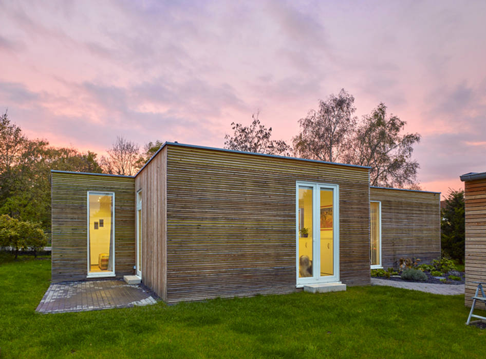 DreiRaumHaus, +studio moeve architekten bda +studio moeve architekten bda Minimalistische Häuser Himmel,Wolke,Pflanze,Gebäude,Baum,Fenster,Holz,Tür,Grundstück,Natürliche Landschaft