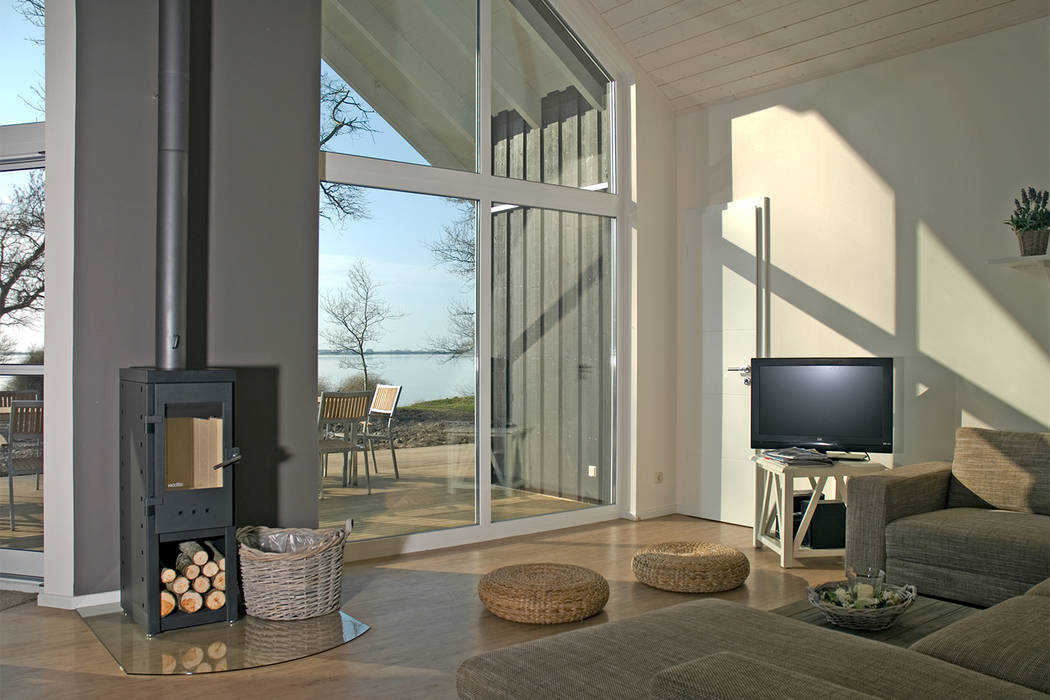 Wohnzimmer mit Kamin im Ferienhaus-Wiek Büro Köthe Moderne Wohnzimmer