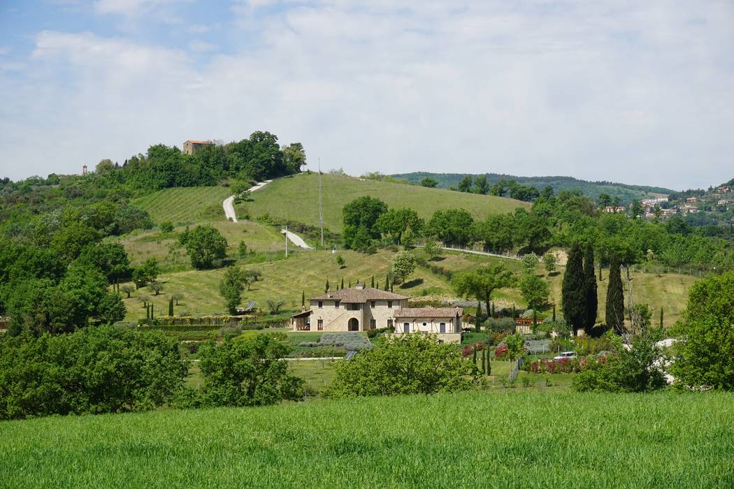 Villa a Poggio Pelliccione (PG), Studio Zaroli Studio Zaroli Casas de estilo rural