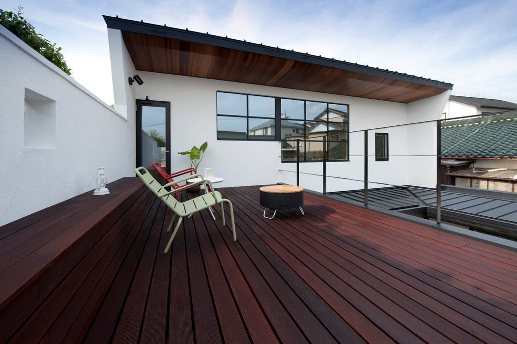 House with the bath of bird, Sakurayama-Architect-Design Sakurayama-Architect-Design Балкон и терраса в стиле модерн