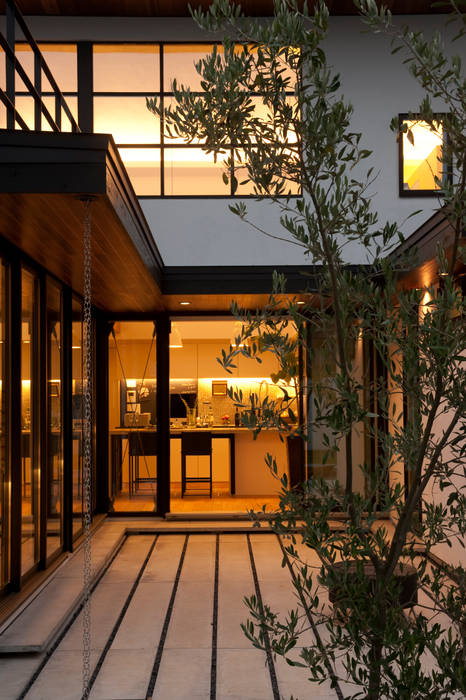 House with the bath of bird, Sakurayama-Architect-Design Sakurayama-Architect-Design Modern Pencere & Kapılar
