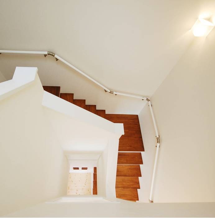 光と風の通る家, 福島工務店株式会社 福島工務店株式会社 Modern Corridor, Hallway and Staircase