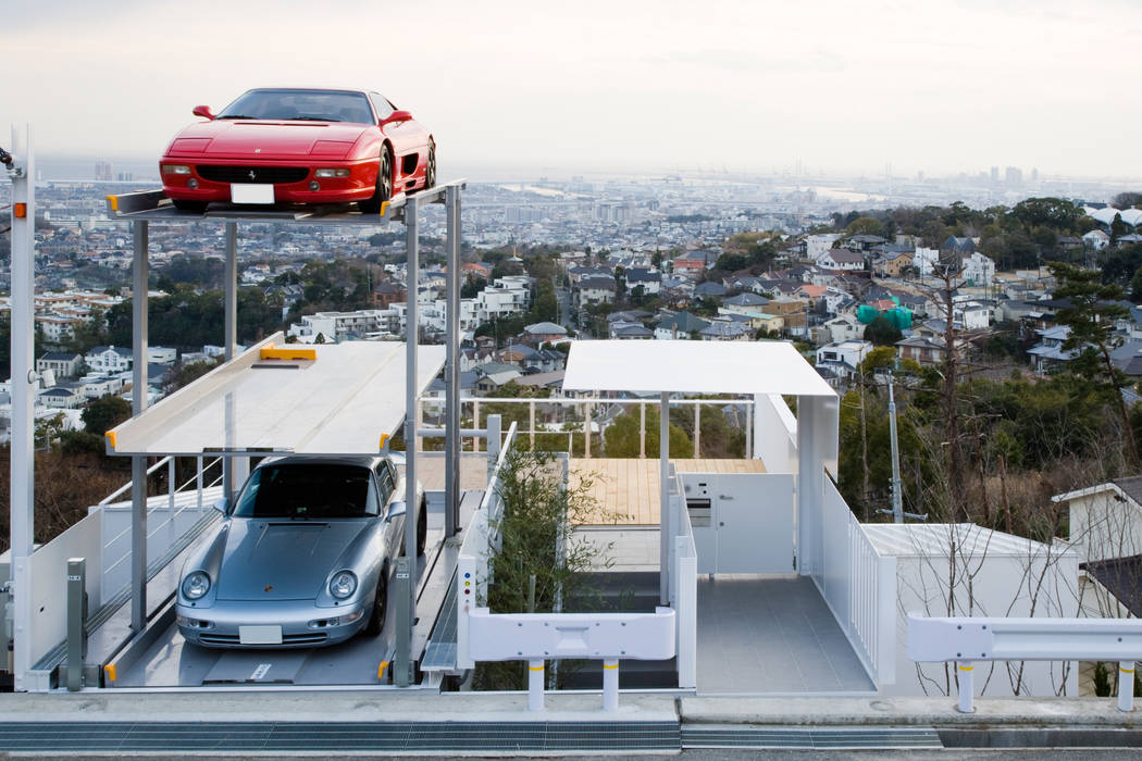 街路からの眺望を妨げない家 Kenji Yanagawa Architect and Associates モダンデザインの ガレージ・物置 車両,タイヤ,車両,空,自動車,ウォータークラフト,建物,造船,自動車用照明,車輪