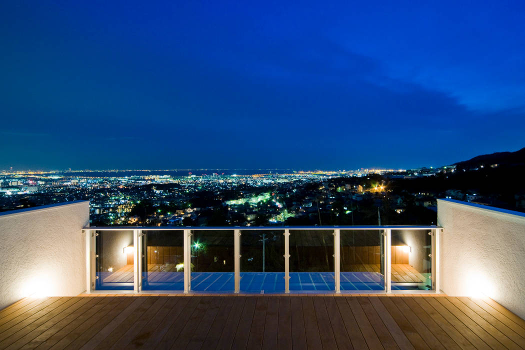 街路からの眺望を妨げない家 Kenji Yanagawa Architect and Associates モダンデザインの テラス