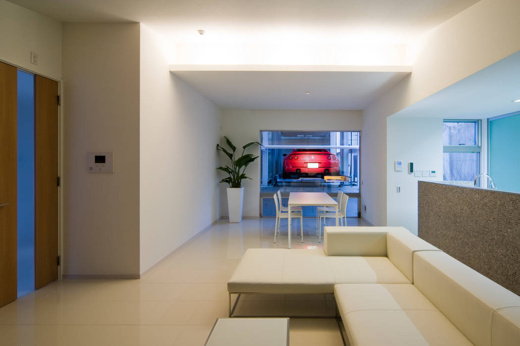 街路からの眺望を妨げない家, Kenji Yanagawa Architect and Associates Kenji Yanagawa Architect and Associates Modern Living Room