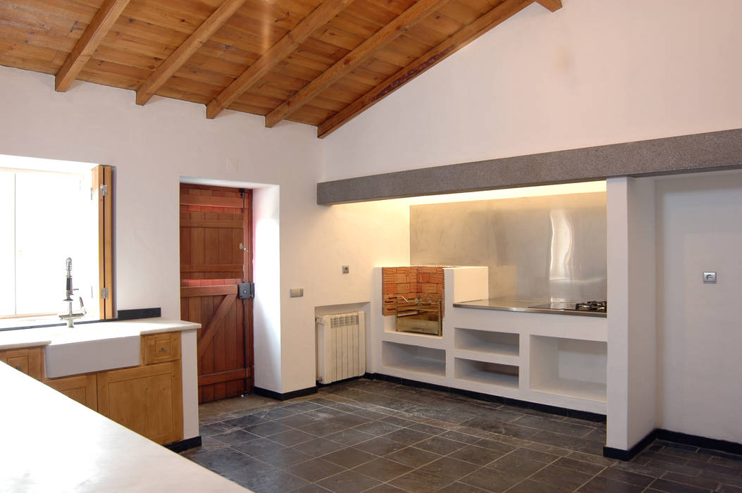 Cucina in stile rustico di BL Design Arquitectura e Interiores Rustico