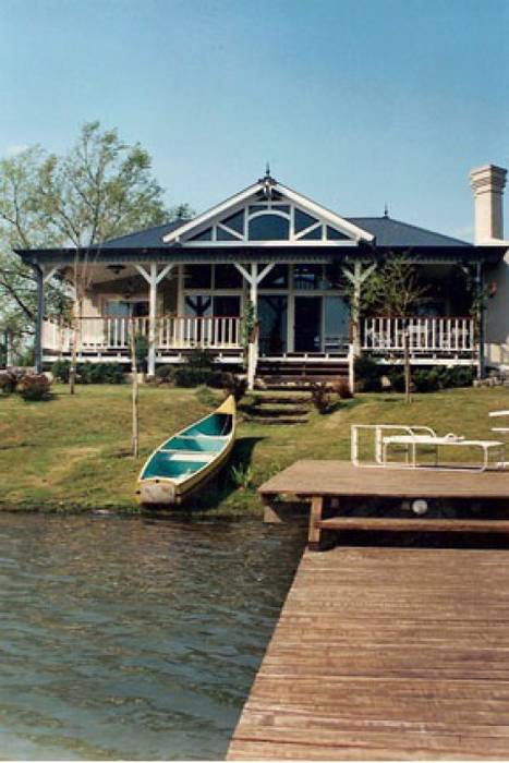 Fachada + muelle Radrizzani Rioja Arquitectos สวน ไม้ Wood effect boat,dock,stairs,wooden house