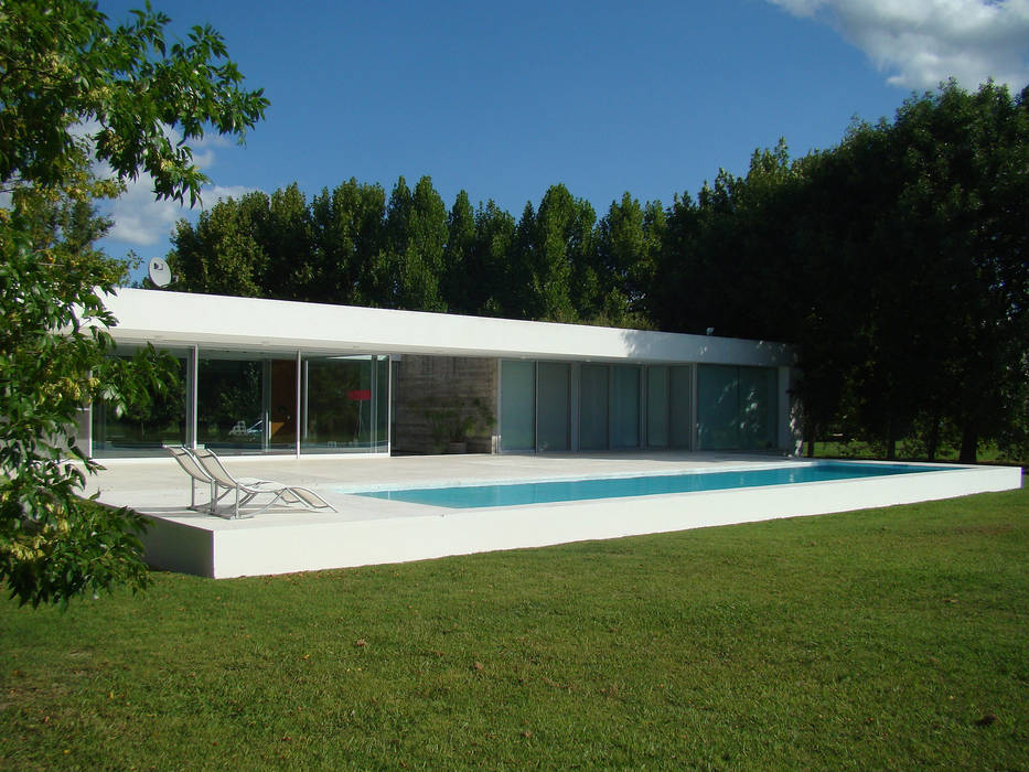 CASA EN OPEN DOOR, MENEGHETTI ARQUITECTOS MENEGHETTI ARQUITECTOS Casas modernas