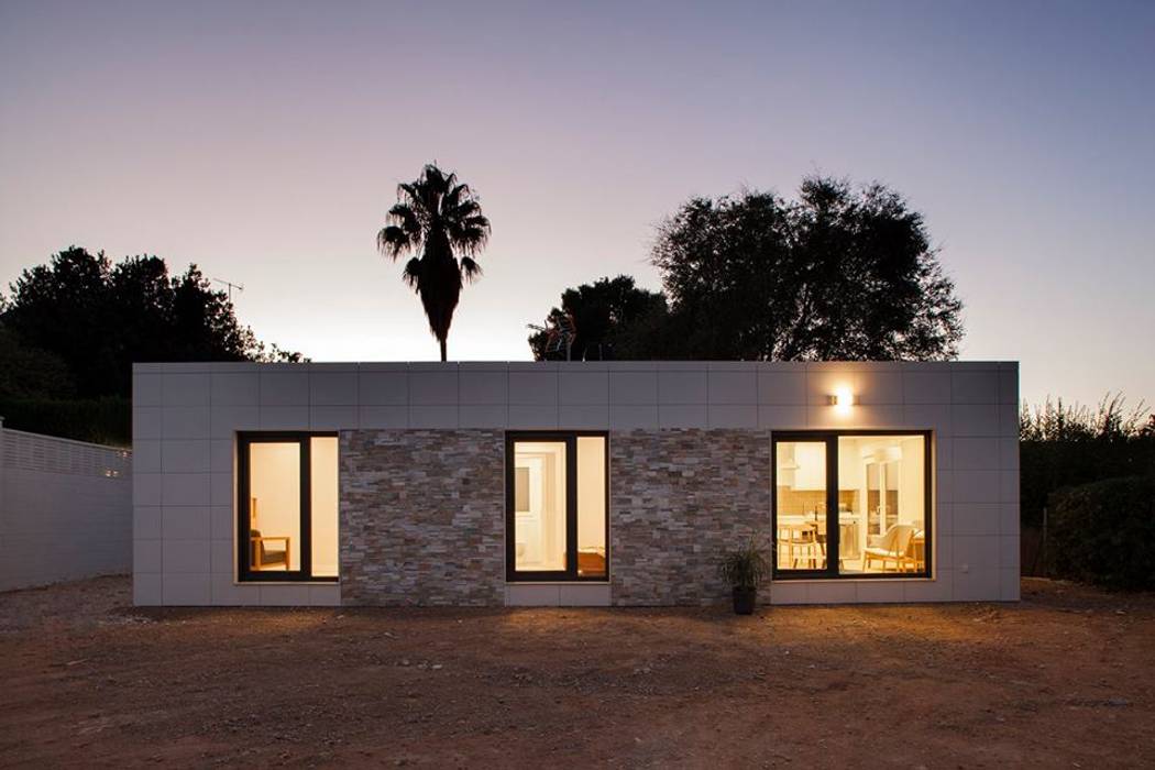 Fachada con iluminación nocturna modelo Chipiona Casas inHaus homify Casas de estilo moderno Cielo,Planta,Edificio,Árbol,Lote de tierra,Ventana,Barrio residencial,Paisaje,Fachada,Área rural