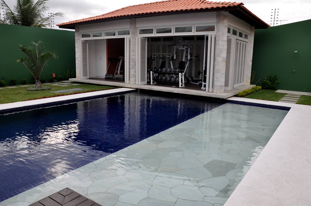 Piscina com prainha integrada a sala de ginástica Libório Gândara Ateliê de Arquitetura Piscinas modernas