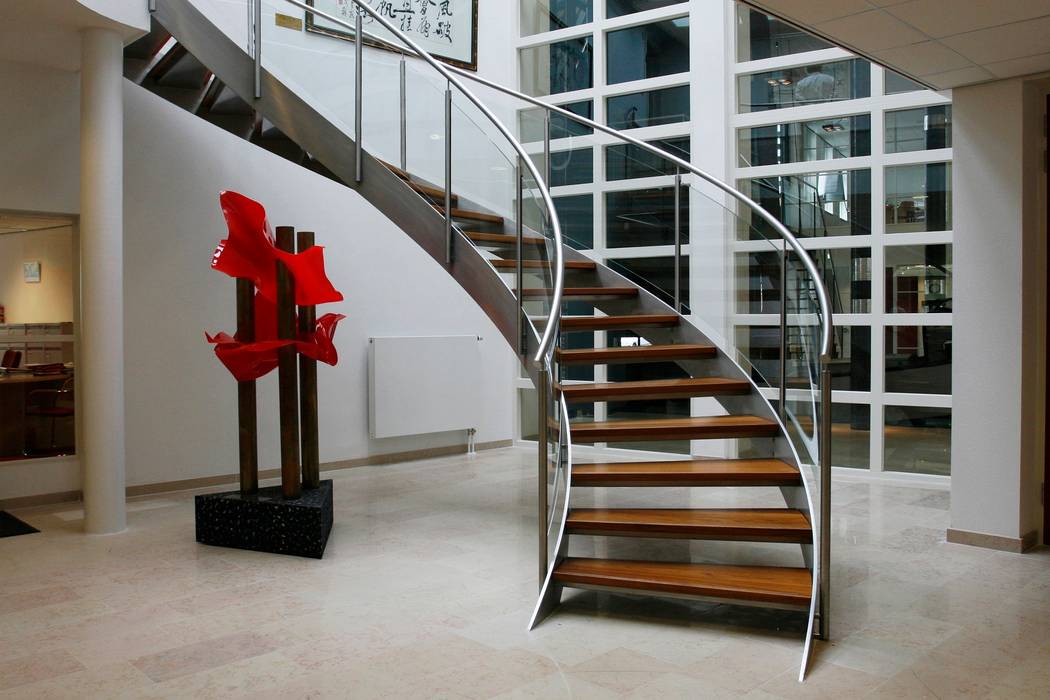 EeStairs® Wenteltrappen, EeStairs | Stairs and balustrades EeStairs | Stairs and balustrades Moderne gangen, hallen & trappenhuizen Metaal Eigendom,Trap,Gebouw,Armatuur,Hout,architectuur,Interieur ontwerp,Vloer,muur,Materiële eigenschap