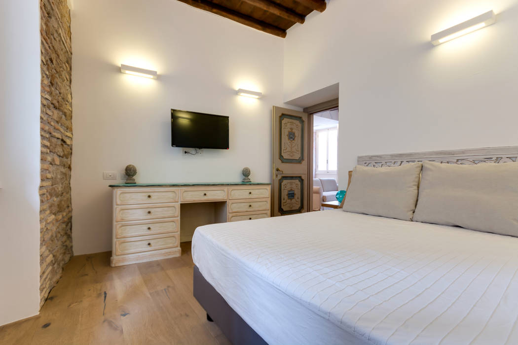 VIA SISTINA APT, SERENA ROMANO' ARCHITETTO SERENA ROMANO' ARCHITETTO Mediterranean style bedroom Beds & headboards