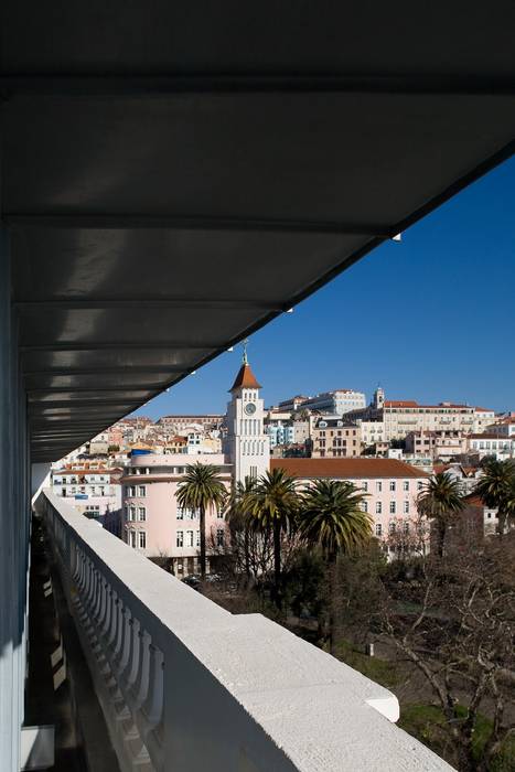 Edifício na Av. 24 de Julho - Lisboa, VÃO - Arquitectos Associados, Lda. VÃO - Arquitectos Associados, Lda. Varandas, marquises e terraços clássicas