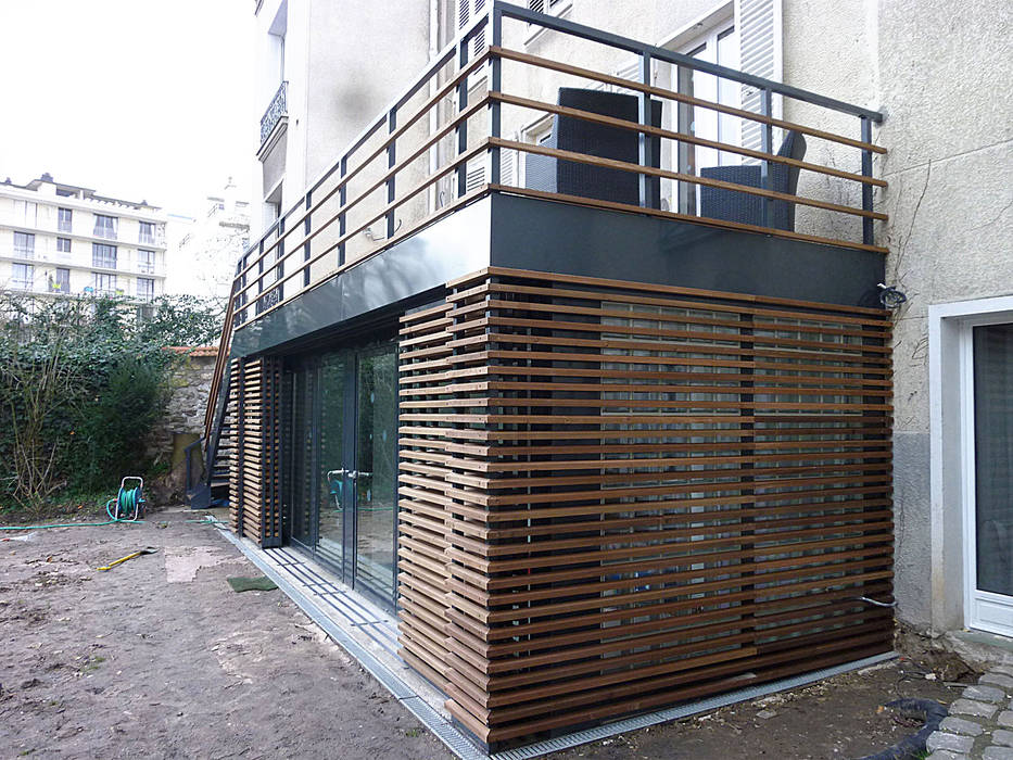 Extension et Réhabilitation à Meudon, Olivier Stadler Architecte Olivier Stadler Architecte Modern balcony, veranda & terrace Wood Wood effect