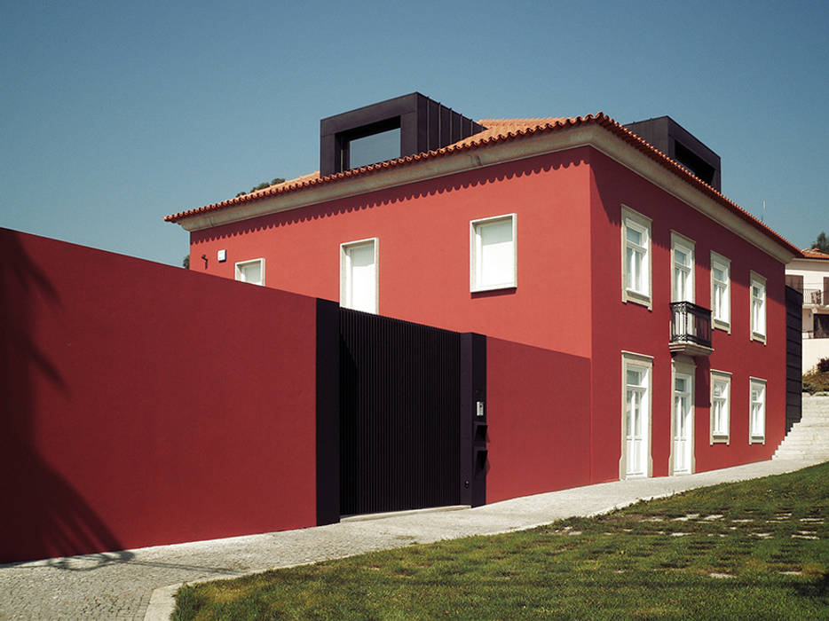 perspectiva HUGO MONTE | ARQUITECTO Moradias Granito vermelho,granito,branco,mansarda,portão,zinco