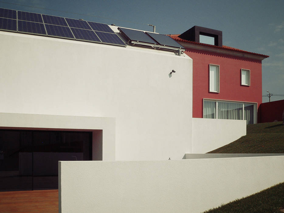perspectiva HUGO MONTE | ARQUITECTO Moradias Betão betão,vermelho,branco,granito,paineis solares,caixilharia