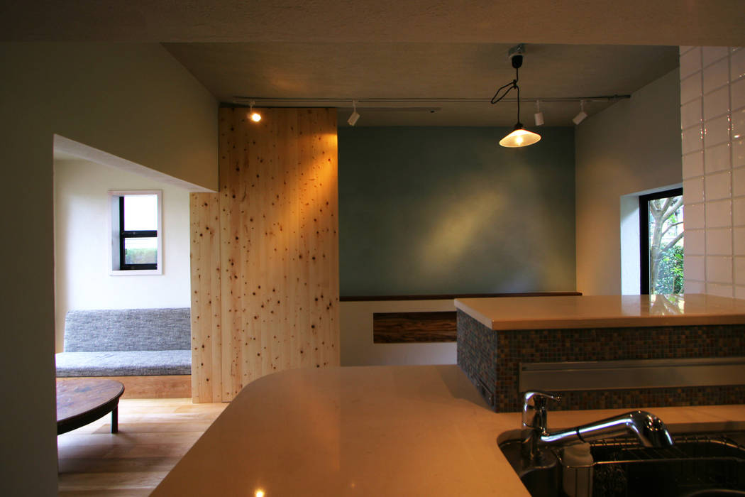 House in Nakatomigaoka, Mimasis Design／ミメイシス デザイン Mimasis Design／ミメイシス デザイン モダンな キッチン 壁の色,照明,木の壁,木目調,木目調の壁