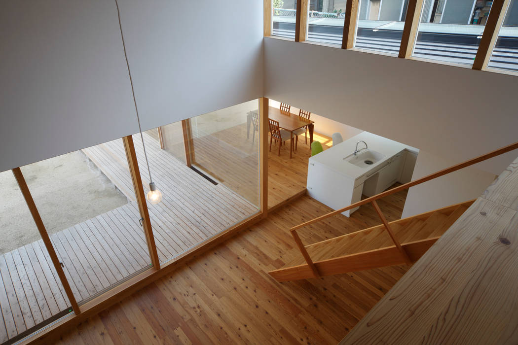 House in Yamatokoriyama, Mimasis Design／ミメイシス デザイン Mimasis Design／ミメイシス デザイン モダンデザインの リビング 吹き抜けリビング,吹き抜け,ロフト,大きな窓,カウンターキッチン