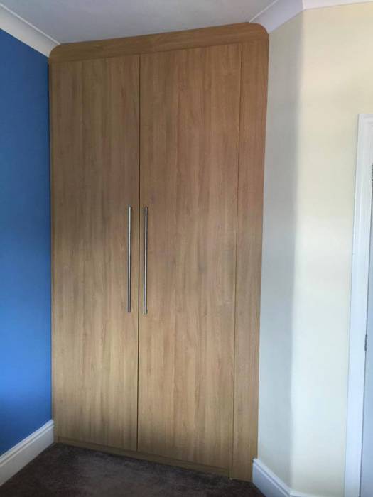 Oak Wardrobe Piwko-Bespoke Fitted Furniture Modern style bedroom Chipboard Wardrobes & closets