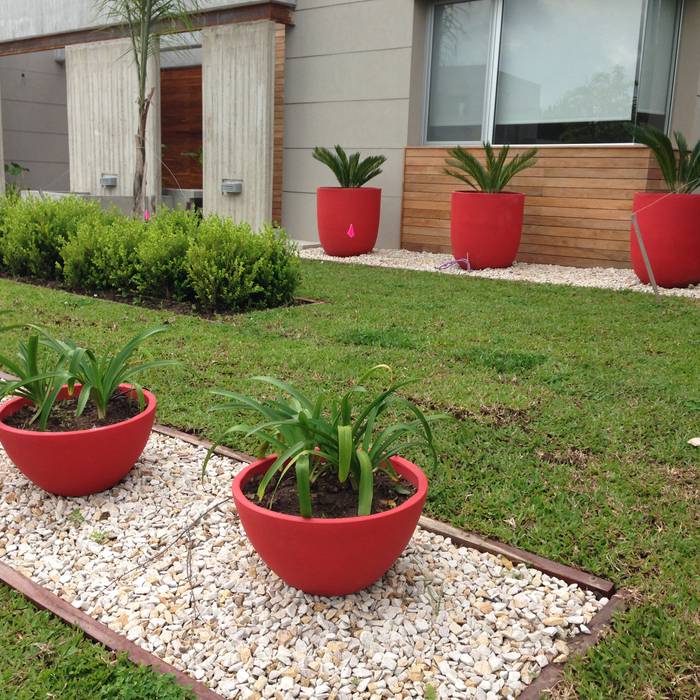 un jardin moderno con grandes macetas rojas BAIRES GREEN Jardines modernos: Ideas, imágenes y decoración