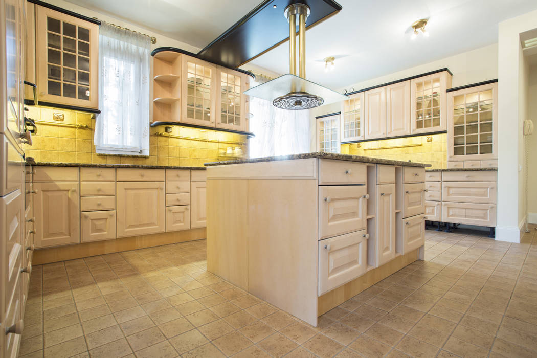 Tradicional Kitchens, Piwko-Bespoke Fitted Furniture Piwko-Bespoke Fitted Furniture ห้องครัว แผ่นไม้อัด ตู้เก็บของและชั้นวางของ
