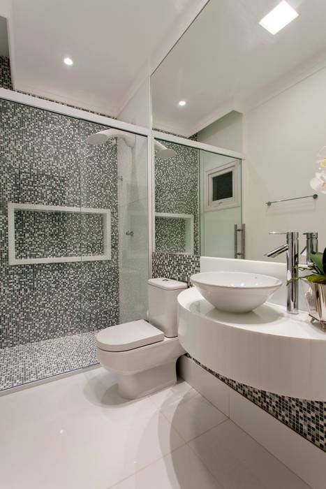 Bagno moderno di Arquiteto Aquiles Nícolas Kílaris Moderno Marmo