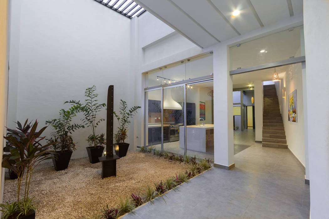 PRIMER ESPACIO ABIERTO PARA LA VENTILACIÓN E ILUMINACIÓN NATURAL CERVERA SÁNCHEZ ARQUITECTOS Pasillos, vestíbulos y escaleras de estilo ecléctico