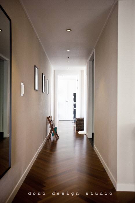 homify Modern Corridor, Hallway and Staircase