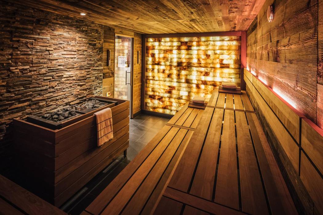 Gewerbliche Design-Sauna mit hinterleuchteter Salzsteinwand corso sauna manufaktur gmbh Gewerbeflächen Holz Holznachbildung Hotels