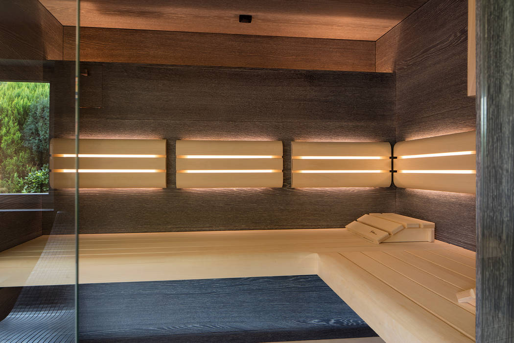 Designsauna mit heller espe im kontrast zur gekalkten thermoeiche
