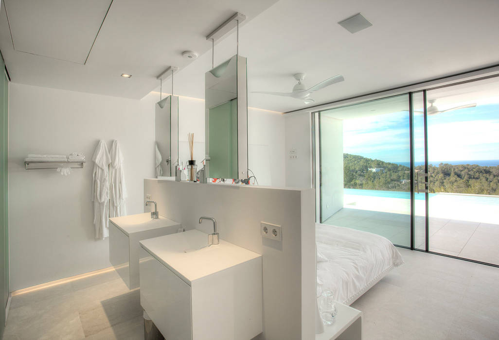 homify Modern Bathroom