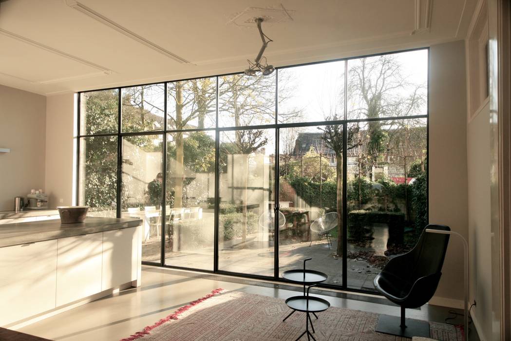 Neem een kijkje in een modern huis in Breda, ddp-architectuur ddp-architectuur ห้องทานข้าว โลหะ