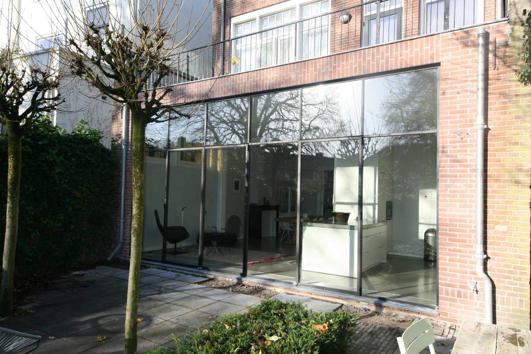 Neem een kijkje in een modern huis in Breda, ddp-architectuur ddp-architectuur หน้าต่าง โลหะ