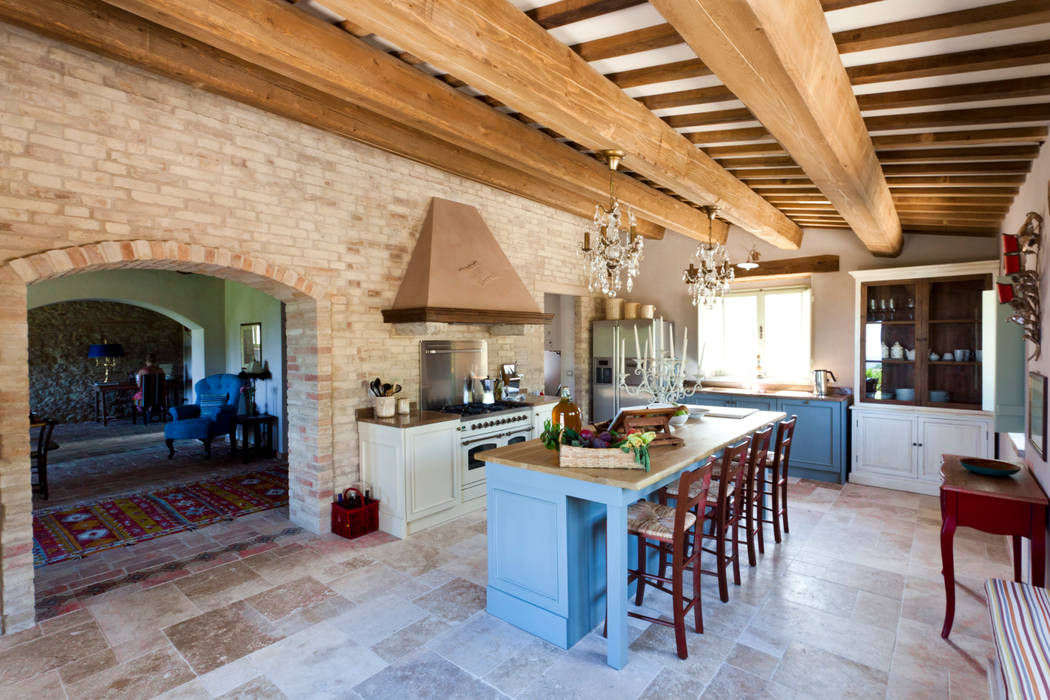 Casa Leopardi, Ing. Vitale Grisostomi Travaglini Ing. Vitale Grisostomi Travaglini Cucina in stile rustico Tavolo,Mobilia,Sedia,Di legno,Interior design,Pavimentazione,Pavimento,Soggiorno,Divano,Tempo libero