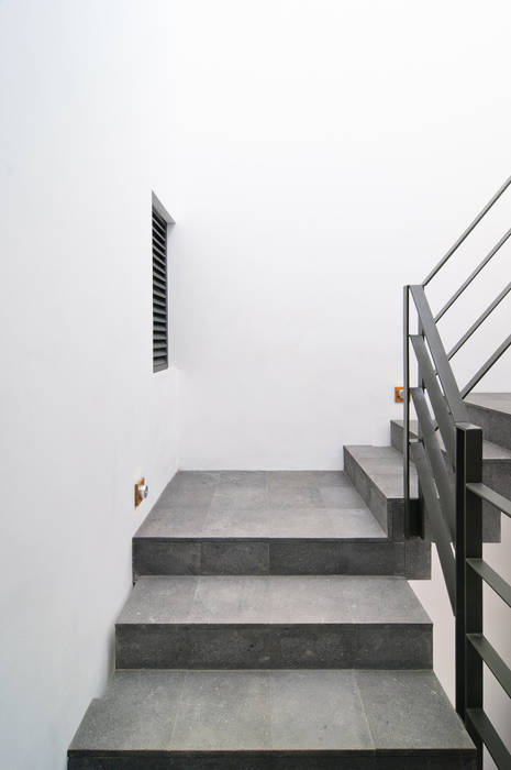 Casa La Lagartija, alexandro velázquez alexandro velázquez Pasillos, vestíbulos y escaleras modernos