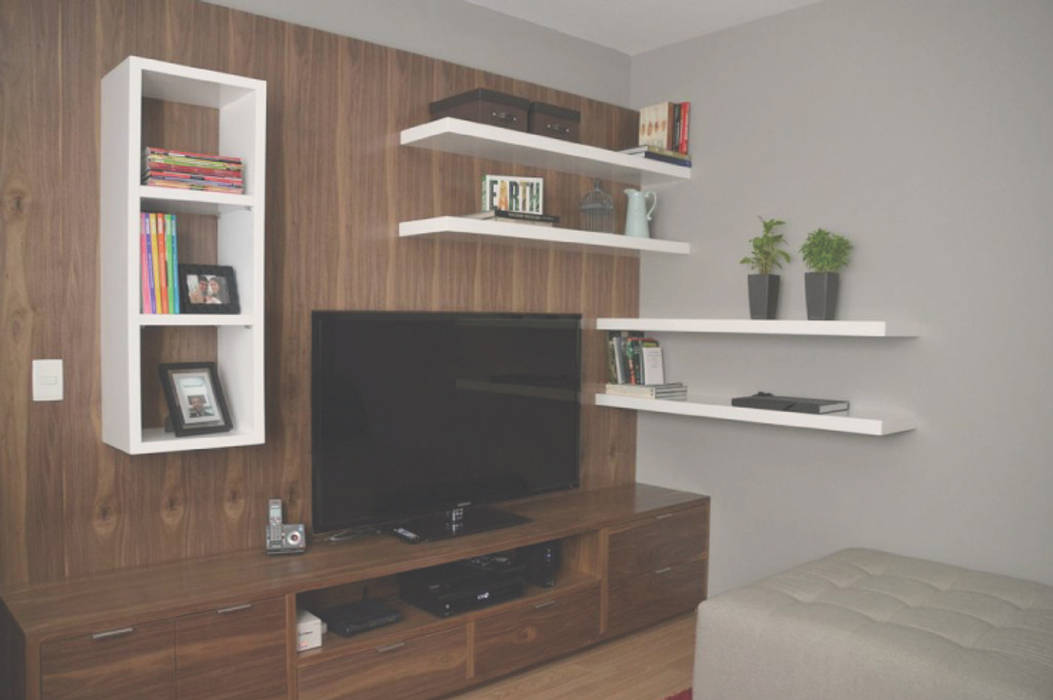 Mueble de tv en madera de nogal y laca blanca. homify Estudios y despachos de estilo clásico Madera Acabado en madera Armarios y estanterías