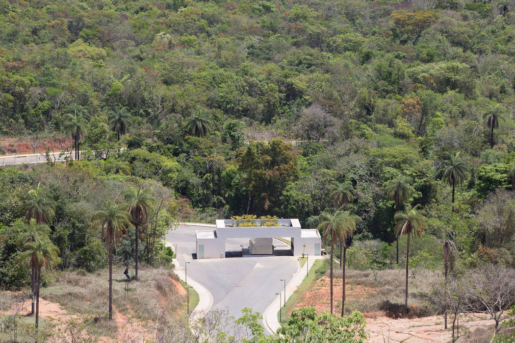 O LAGO E O PERISCÓPIO . Portaria de Condomínio, Pedro Barata e Arquitetos Associados Pedro Barata e Arquitetos Associados Garagens e edículas minimalistas