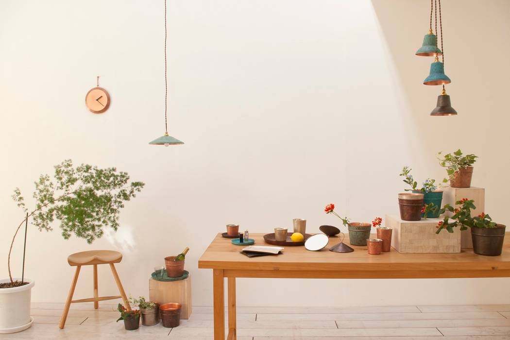 tone, 暮らすひと暮らすところ 暮らすひと暮らすところ Minimalist dining room Copper/Bronze/Brass Accessories & decoration