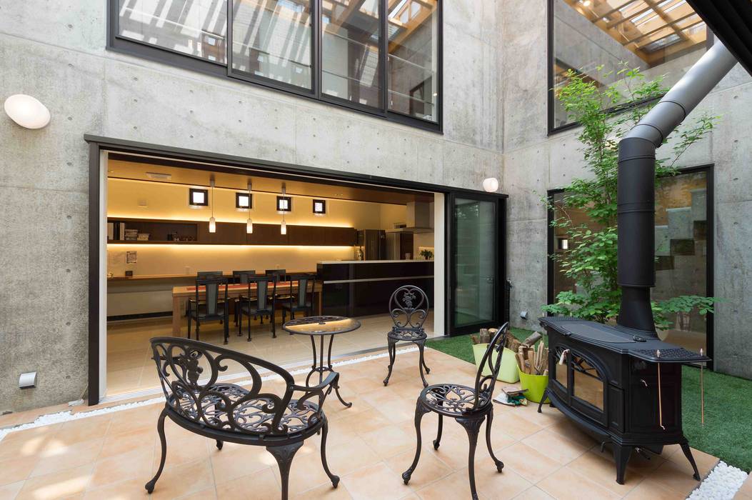 中庭から見るダイニングキッチン イデア建築デザイン事務所 モダンデザインの テラス タイル
