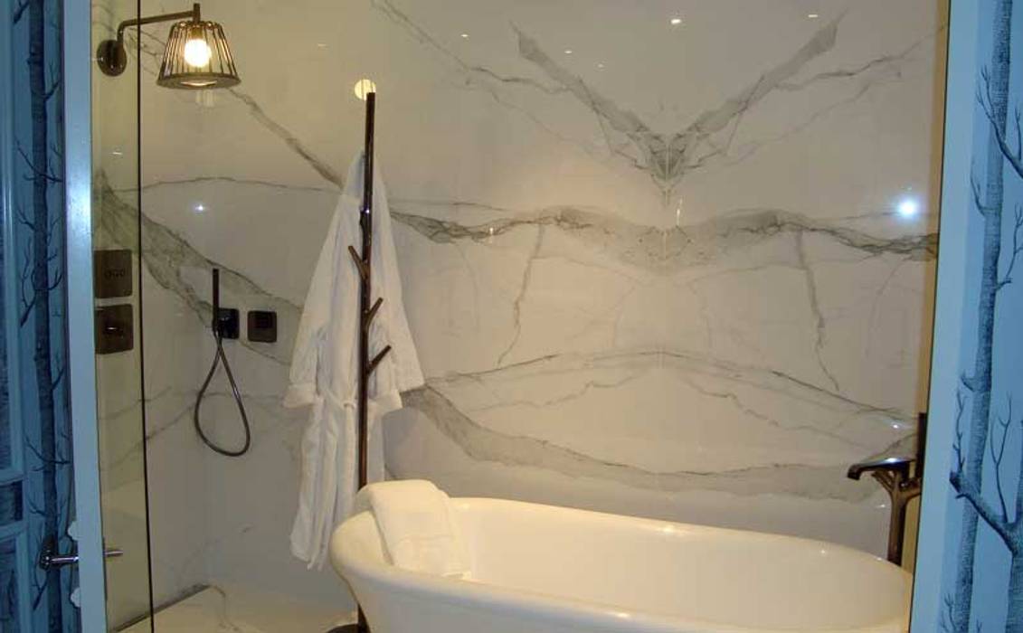 White marble effect book match porcelain tile create a stunning back drop to this freestanding bath homify Moderne Badezimmer Porzellan Dekoration