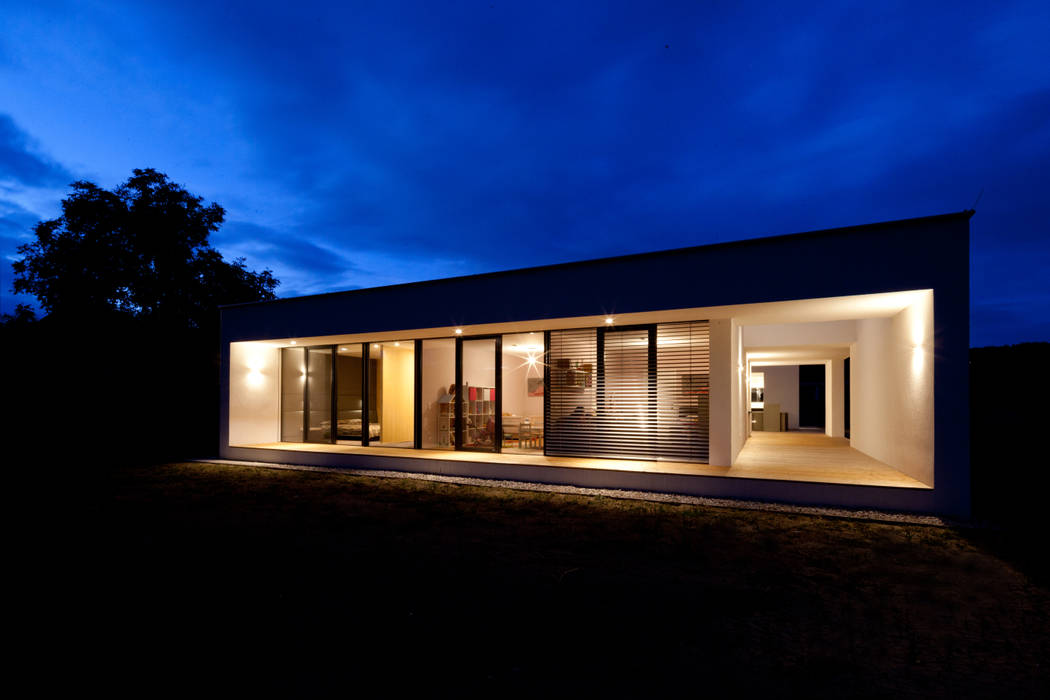 Moderner Bungalow mit Atrium, PASCHINGER ARCHITEKTEN ZT KG PASCHINGER ARCHITEKTEN ZT KG Modern houses Solid Wood Multicolored