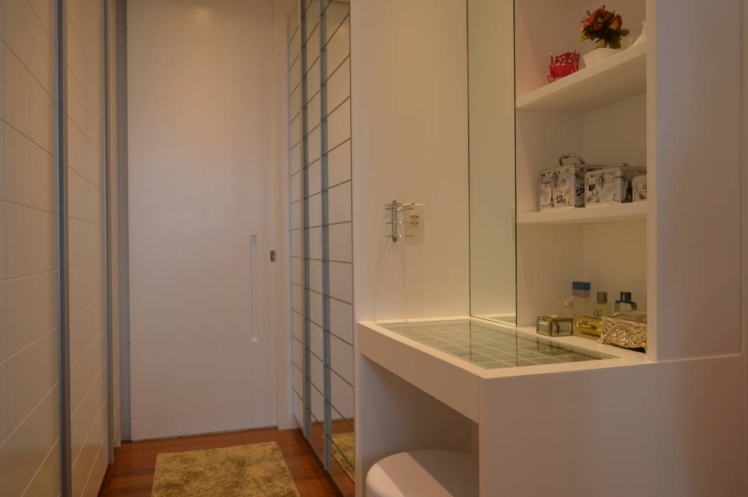 Apartamento Vila Leopoldina 180m², Fabiana Rosello Arquitetura e Interiores Fabiana Rosello Arquitetura e Interiores Closets