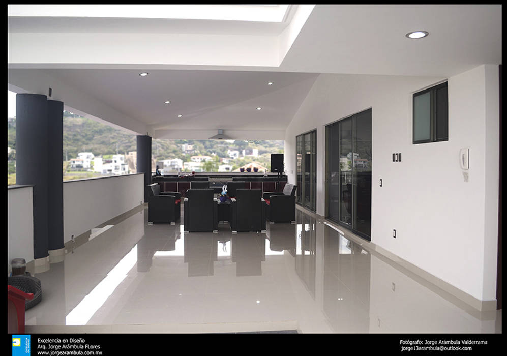 residencia Alondra, Excelencia en Diseño Excelencia en Diseño Modern balcony, veranda & terrace Ceramic White