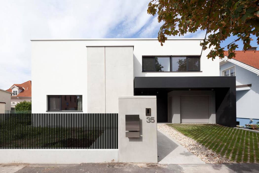 Wohnen am Pool PASCHINGER ARCHITEKTEN ZT KG Moderne Häuser Massivholz Mehrfarbig