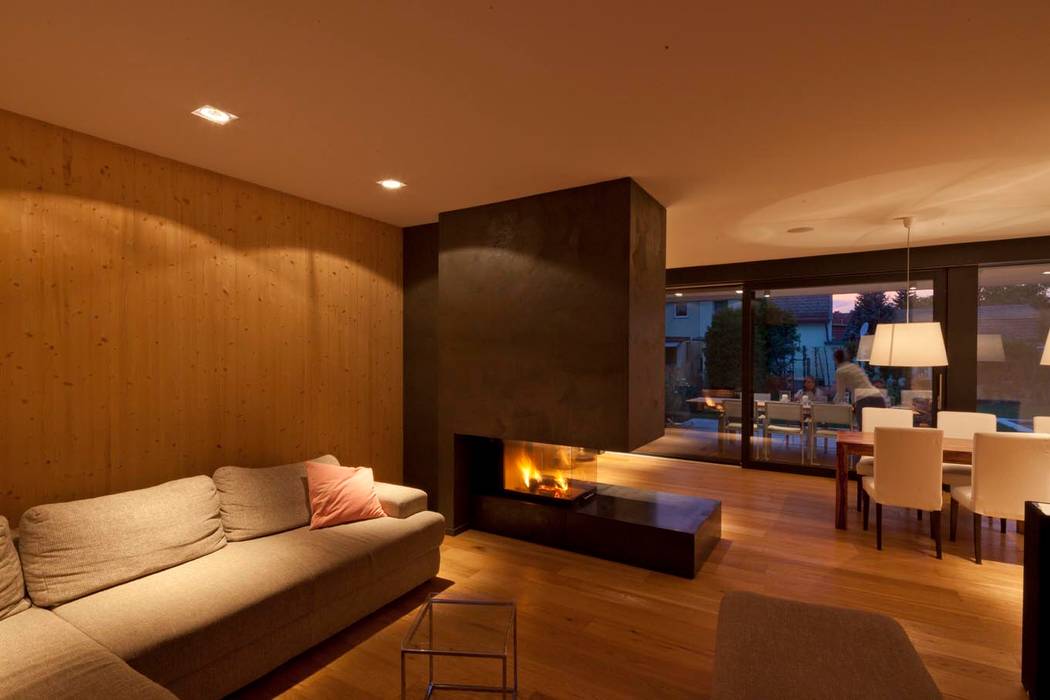 Wohnen am pool – wohnzimmer mit kamin: moderne wohnzimmer von ... Wohnen am pool – wohnzimmer mit kamin: moderne wohnzimmer von ...