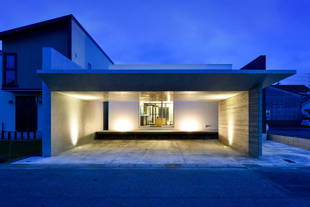 ガレージハウス×中庭のある平屋, Egawa Architectural Studio Egawa Architectural Studio Casas de estilo ecléctico