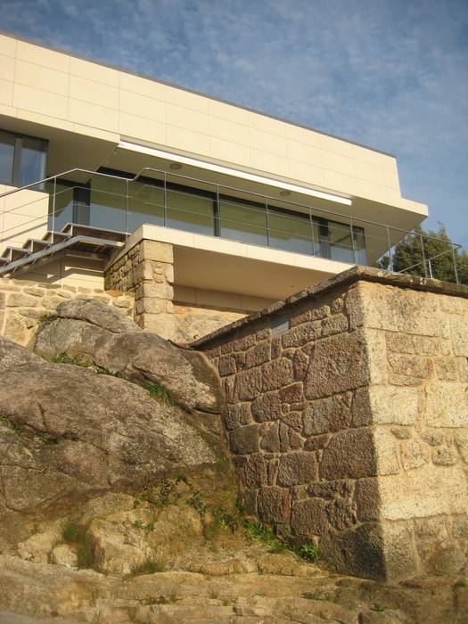 Secuencia de aterrazamientos, piedra natural, mampostería, cerámica MIGUEL VARELA DE UGARTE, ARQUITECTO Balcones y terrazas de estilo moderno