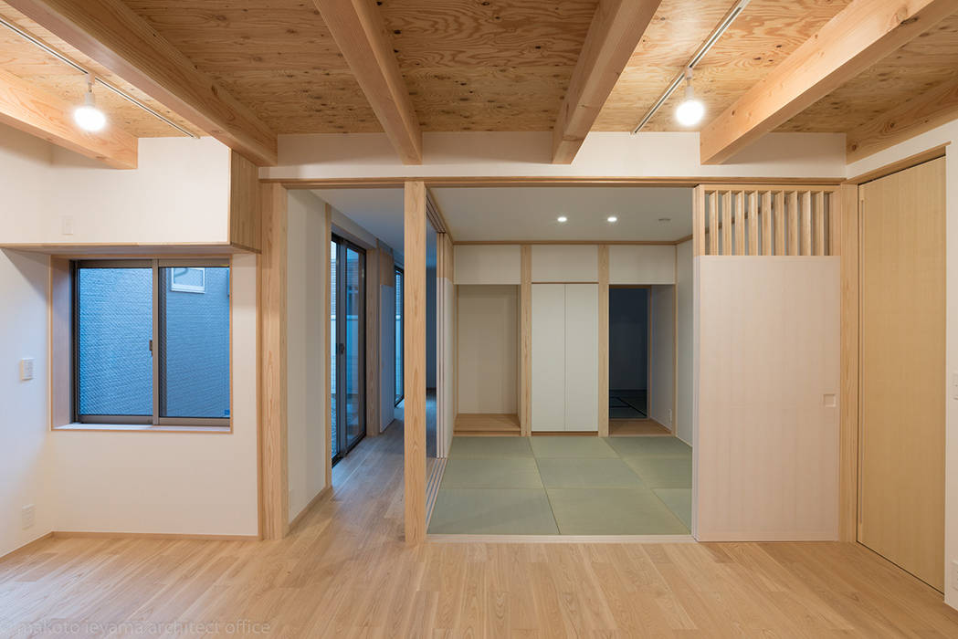 東山の家2｜準防火地域の狭小敷地住宅, 家山真建築研究室 Makoto Ieyama Architect Office 家山真建築研究室 Makoto Ieyama Architect Office Livings de estilo minimalista