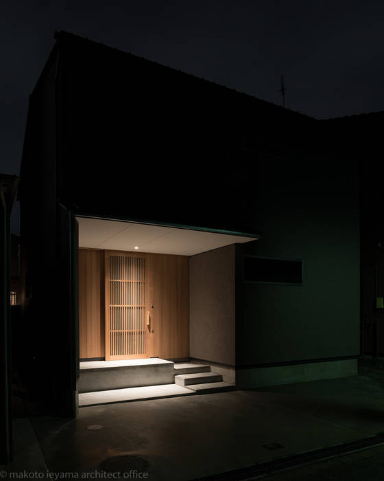 玄関ポーチ 夜景 家山真建築研究室 Makoto Ieyama Architect Office ミニマルスタイルの 玄関&廊下&階段