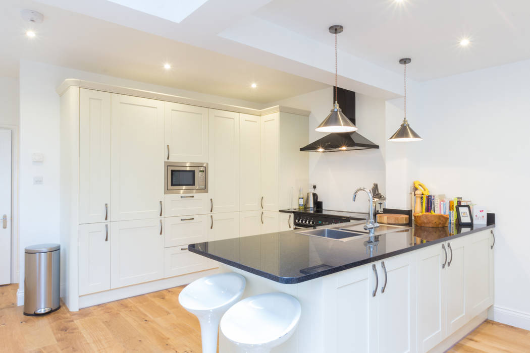 Extension in Weybridge, KT13 TOTUS Modern kitchen